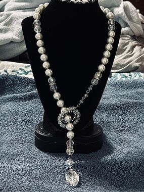 Exquisite Pearl and Clear Crystal Lariat Necklace